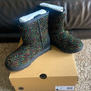 UGG classic graphic stitch, Size 4 BRAND NEW